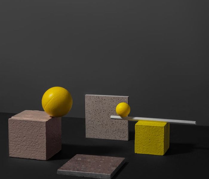 Dynamic abstract composition of balancing spheres and lines