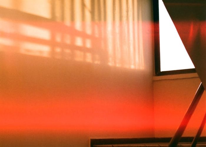 Minimalist representation of focus through light geometric shapes